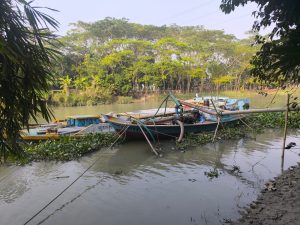 inbound3215596666759930291-300x225 কালকিনিতে অবৈধভাবে বালু আনলোডের দায়ে পাইপ বিনষ্ট